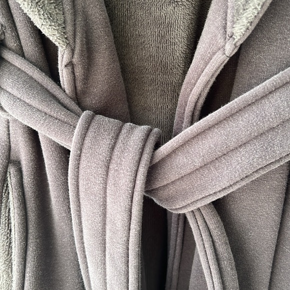UGG robe. Size medium. Grey. - Picture 5 of 7